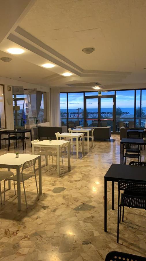 Hotel Tritone 里米尼 外观 照片